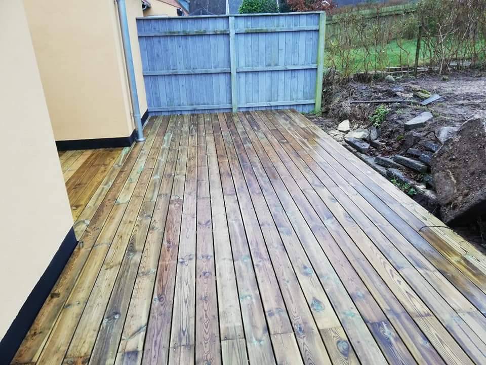 Træterrasse bygget af tømrer i Frederiksværk – Nordens Tømrer